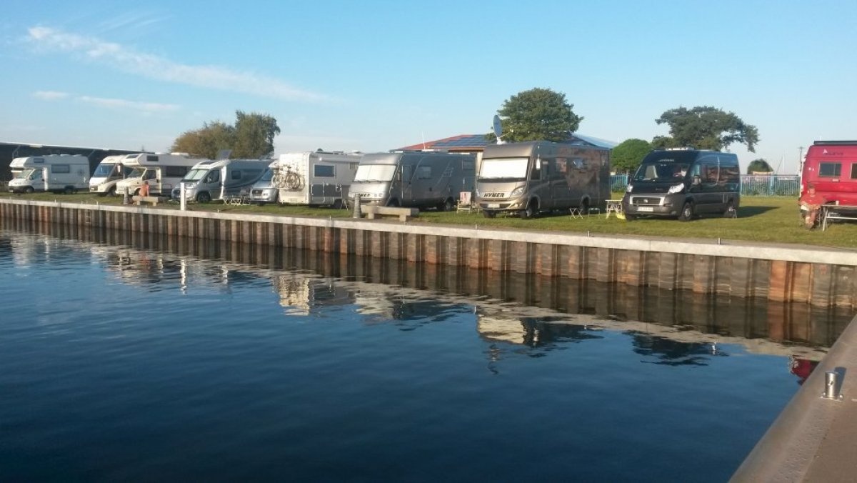 Stellplatz Barther Segler-Verein — 露营车营地 in Barth