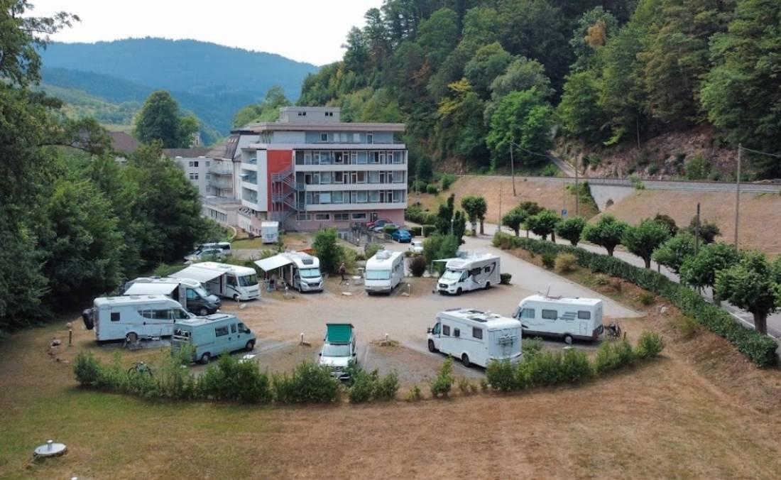 Reisemobilstellplatz An den Heilquellen — Camperplaats in Bad Peterstal