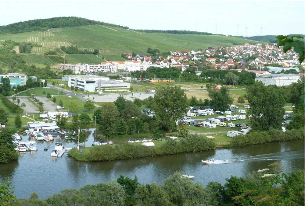 Stellplatz beim Wassersportclub Eibelstadt — Bobilplass in Eibelstadt