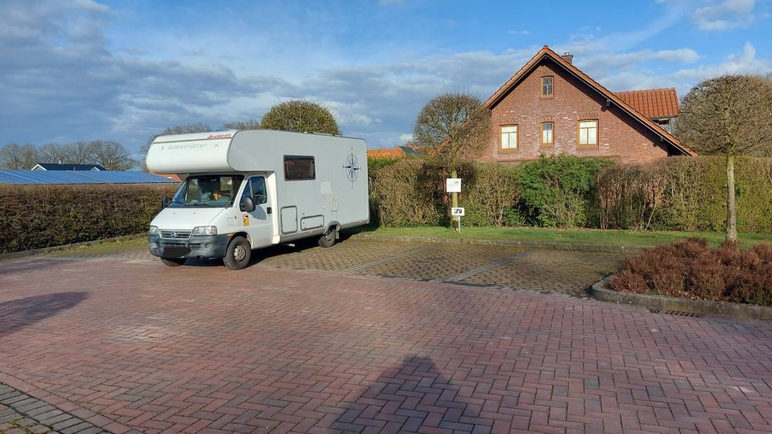 Wohnmobilstellplatz Rathaus Lorup — Campervan Site in Lorup