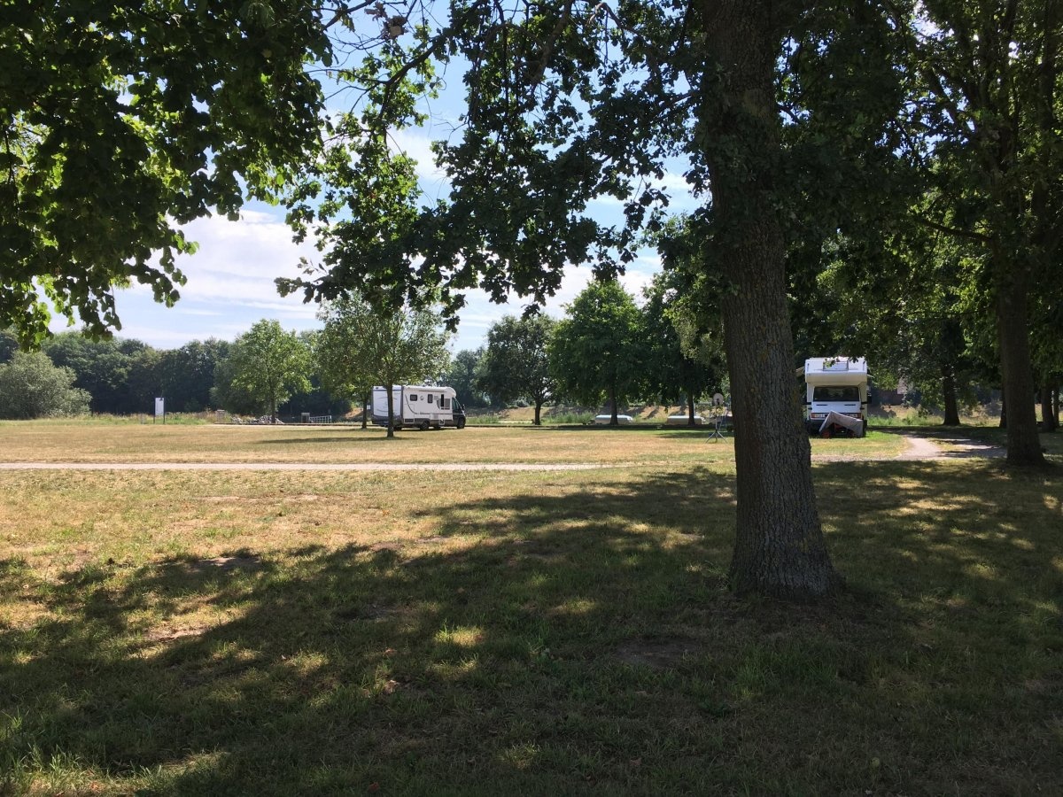 Schiffsanleger Petershagen — Estacionamento noturno in Petershagen