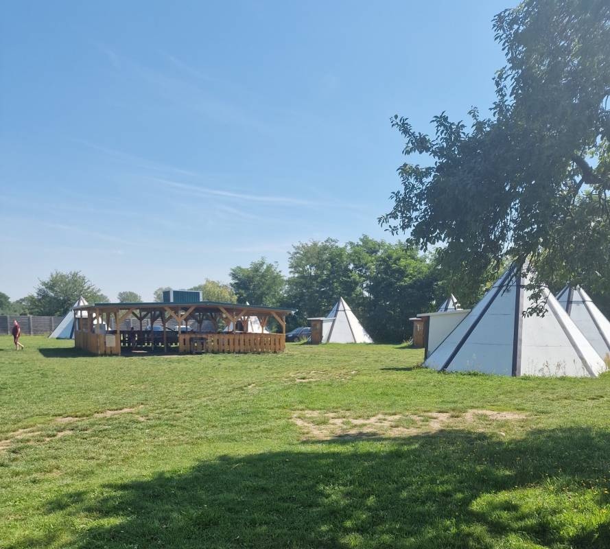 Campingplatz Bertingen und Indianer Tipi-Dorf — Kamp yeri in Angern