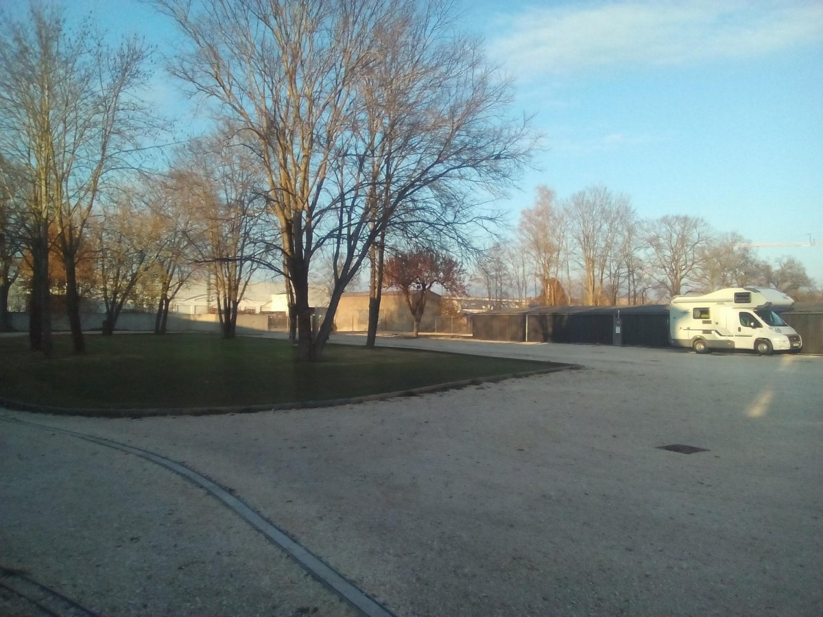 Stellplatz am E-Park — Sítio para autocaravanas in Lauingen