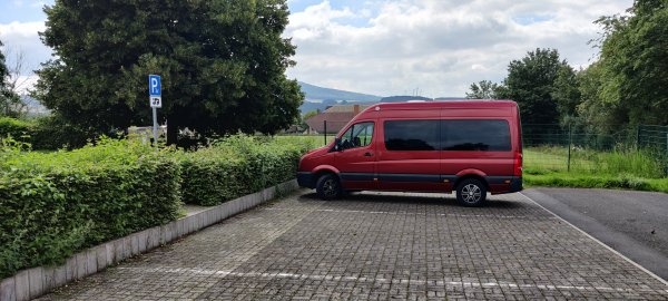 Stellplatz am Freibad Schenklengsfeld — Area di sosta in Schenklengsfeld