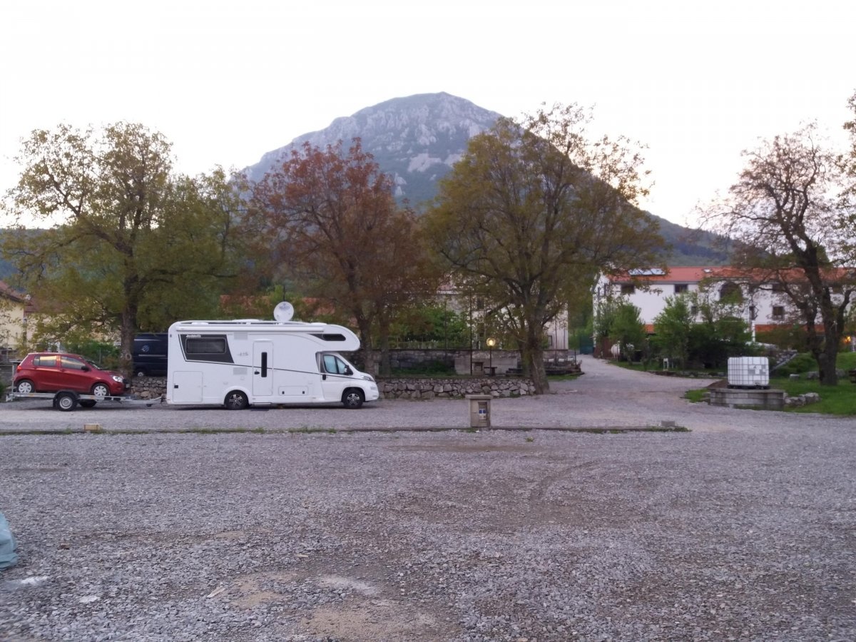 Autocamp - Wellness-Center Mirjam — 露营车营地 in Razdrto