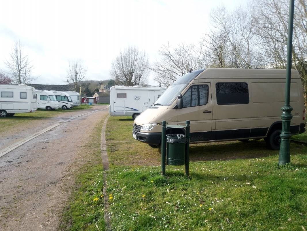 Stellplatz La Rivière-Saint-Sauveur — Sp. parking dla kamperów in La Rivière-Saint-Sauveur