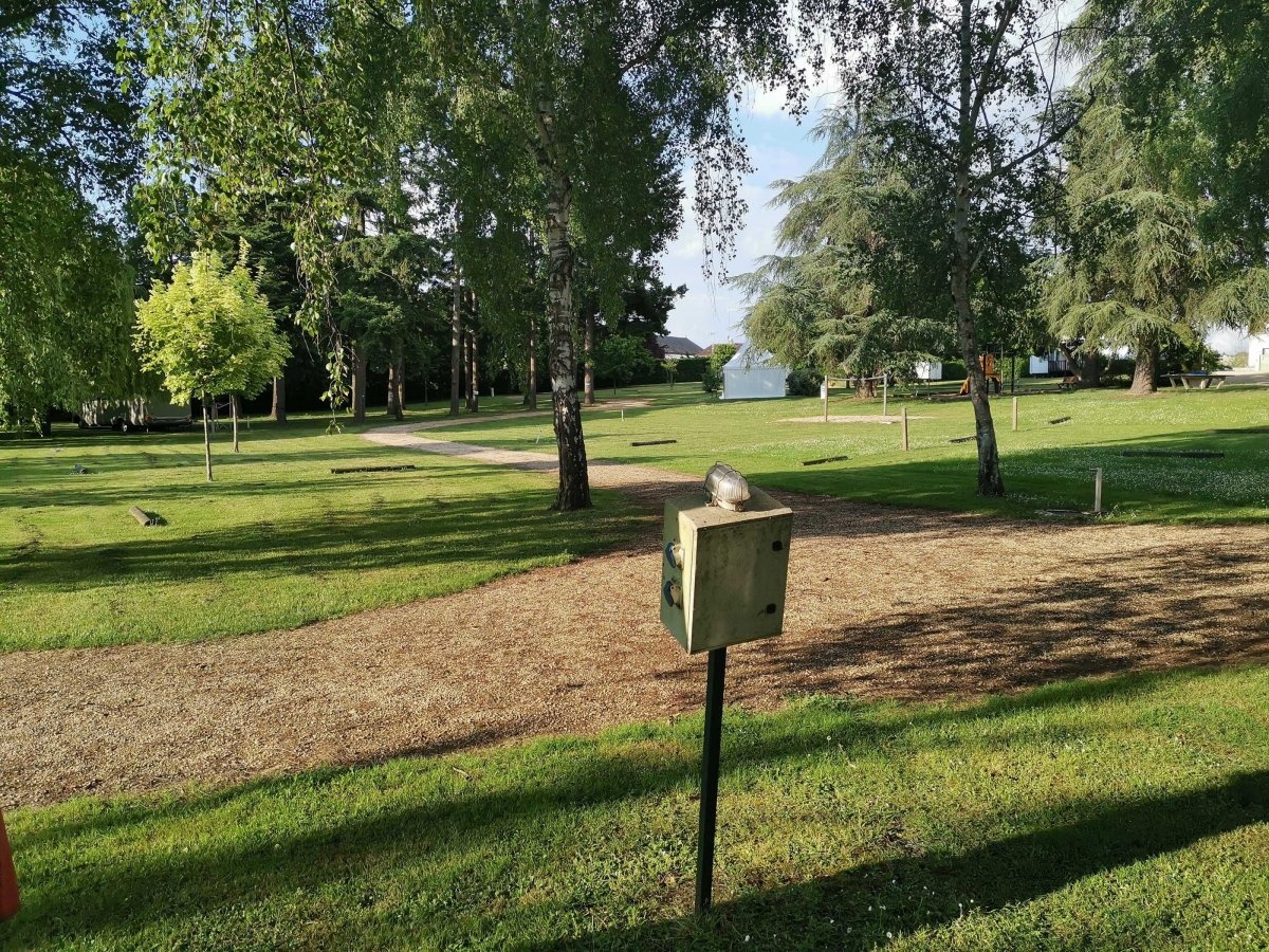 Camping des Ormes — Sítio de acampamento in Les Ormes