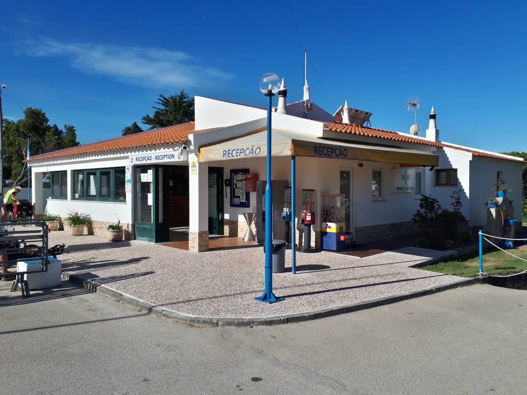 Parque de campismo serrao — Campingplats in Rogil