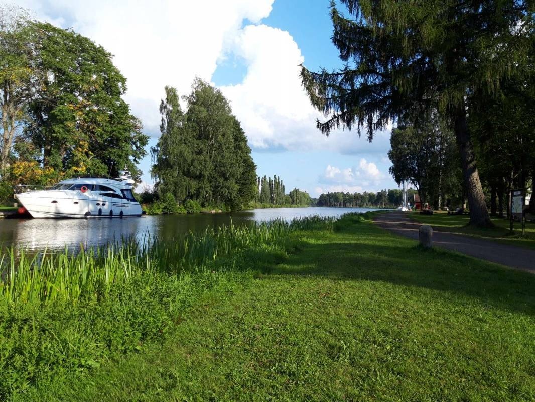 Hajstorp Slusscafé & Vandrarhem — Ställplats in Hajstorp