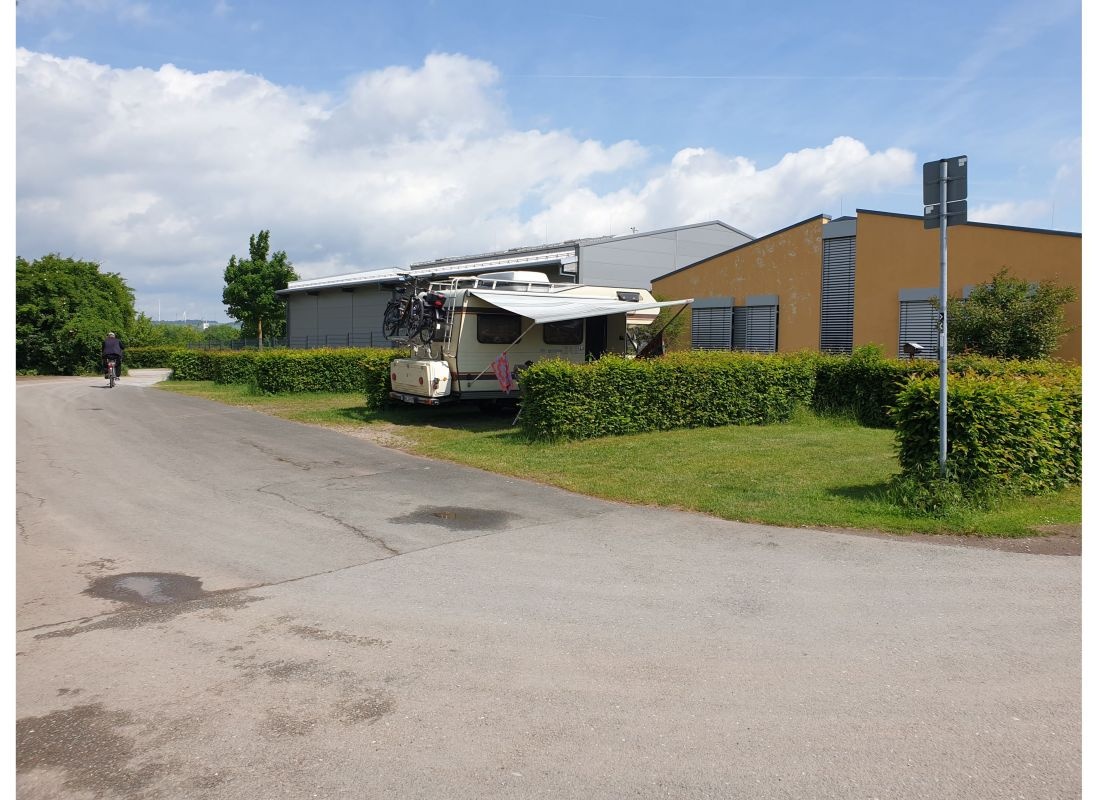 Stellplatz am Tennis-Center Korbach  — Gecelik park yeri in Korbach