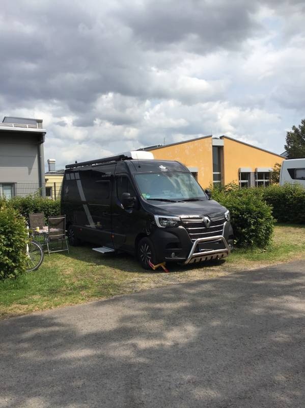 Stellplatz am Tennis-Center Korbach  — Overnatnings‑parkering in Korbach