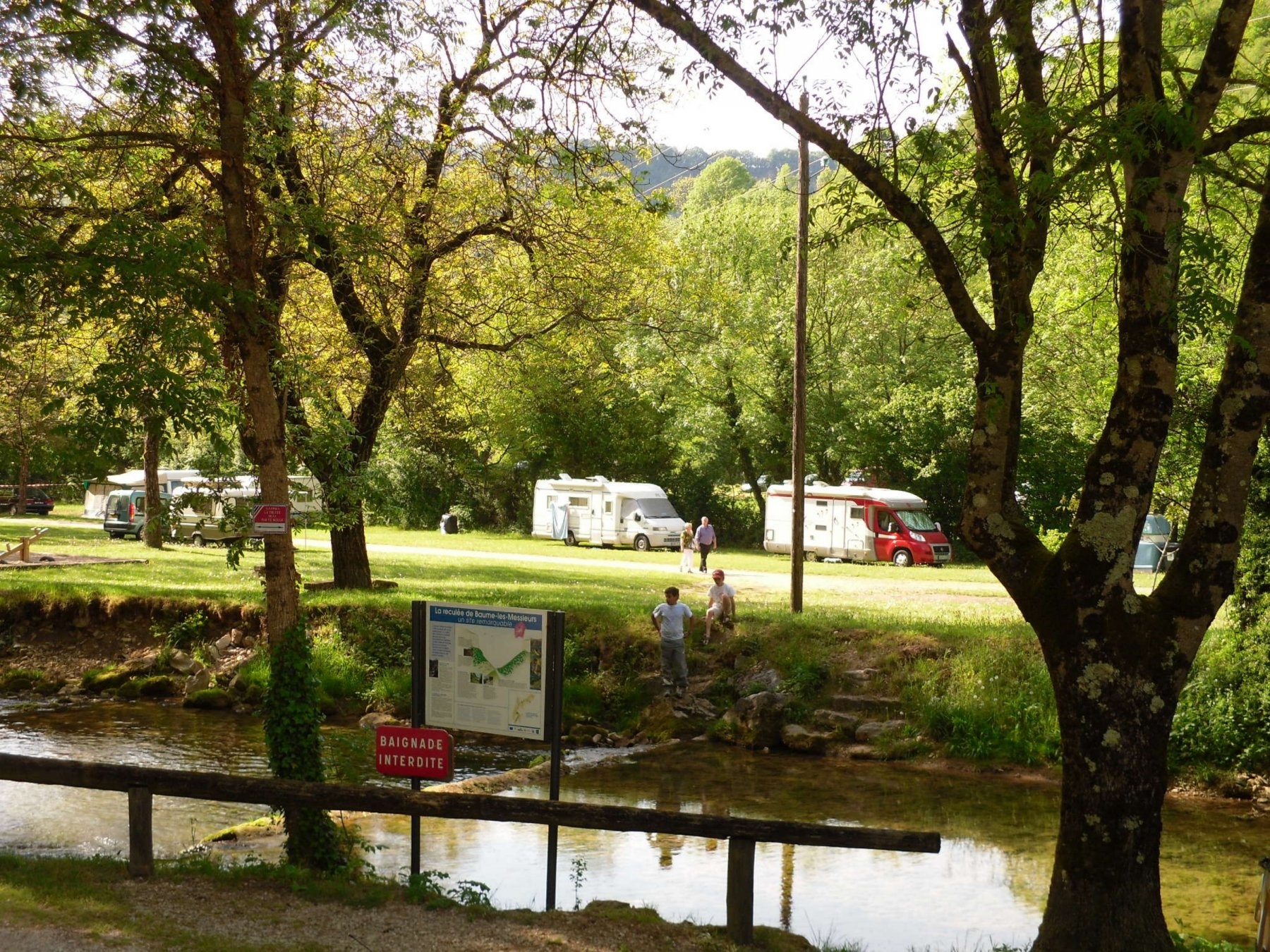 Camping Municipal de la Toupe — Kamp yeri in Baume-les-Messieurs