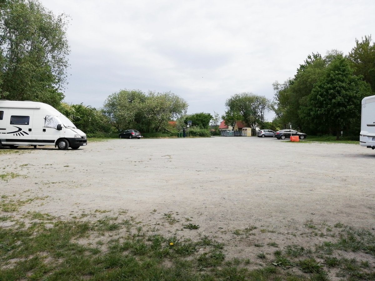 Stellplatz Am Hafen (Hafenstraße) — Övernattningsparkering in Wustrow