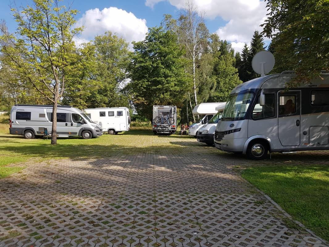 Wohnmobilstellplatz am Filzteich — Area di sosta in Schneeberg