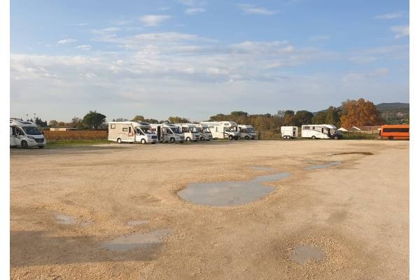 Parking de la Cave — Ställplats in Chusclan