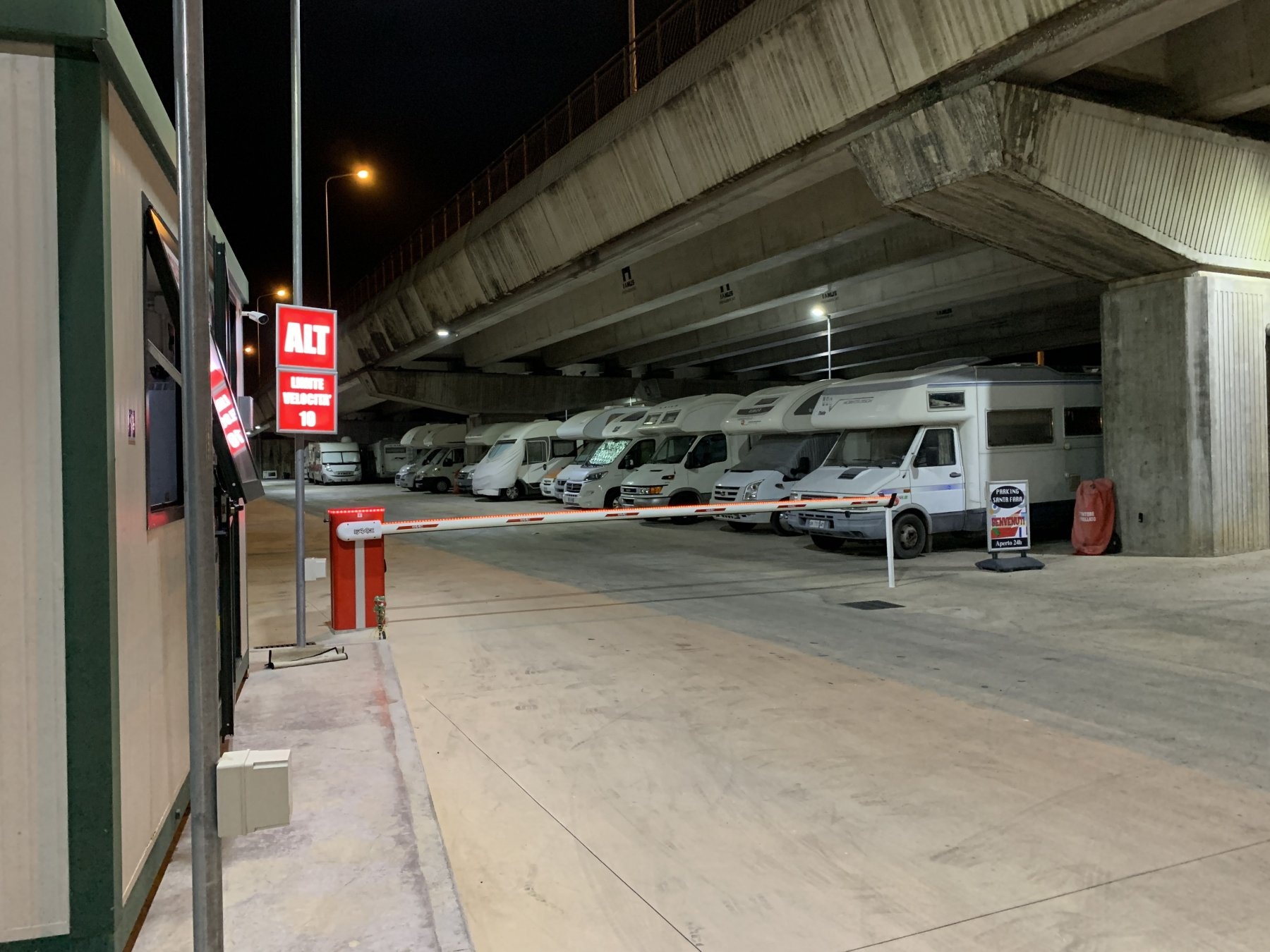 Parking Santa Fara — Sp. parking dla kamperów in Bari