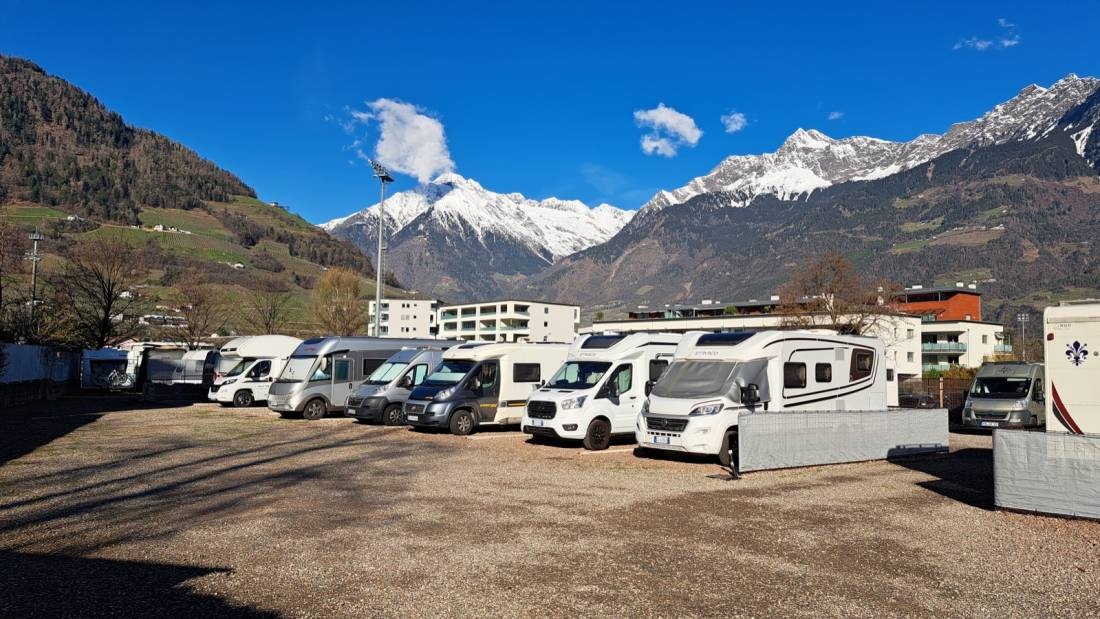 Stellplatz am Schwimmbad Meran — Sp. parking dla kamperów in Meran