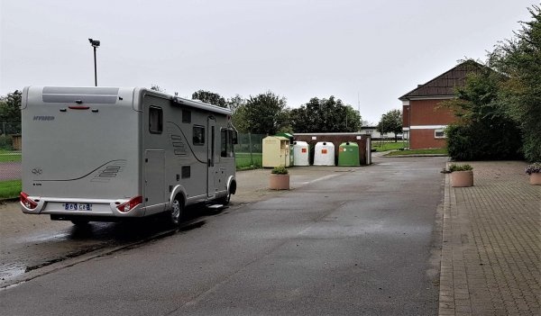 Sportplatz Neukirchen — Місце для кемперів in Neukirchen