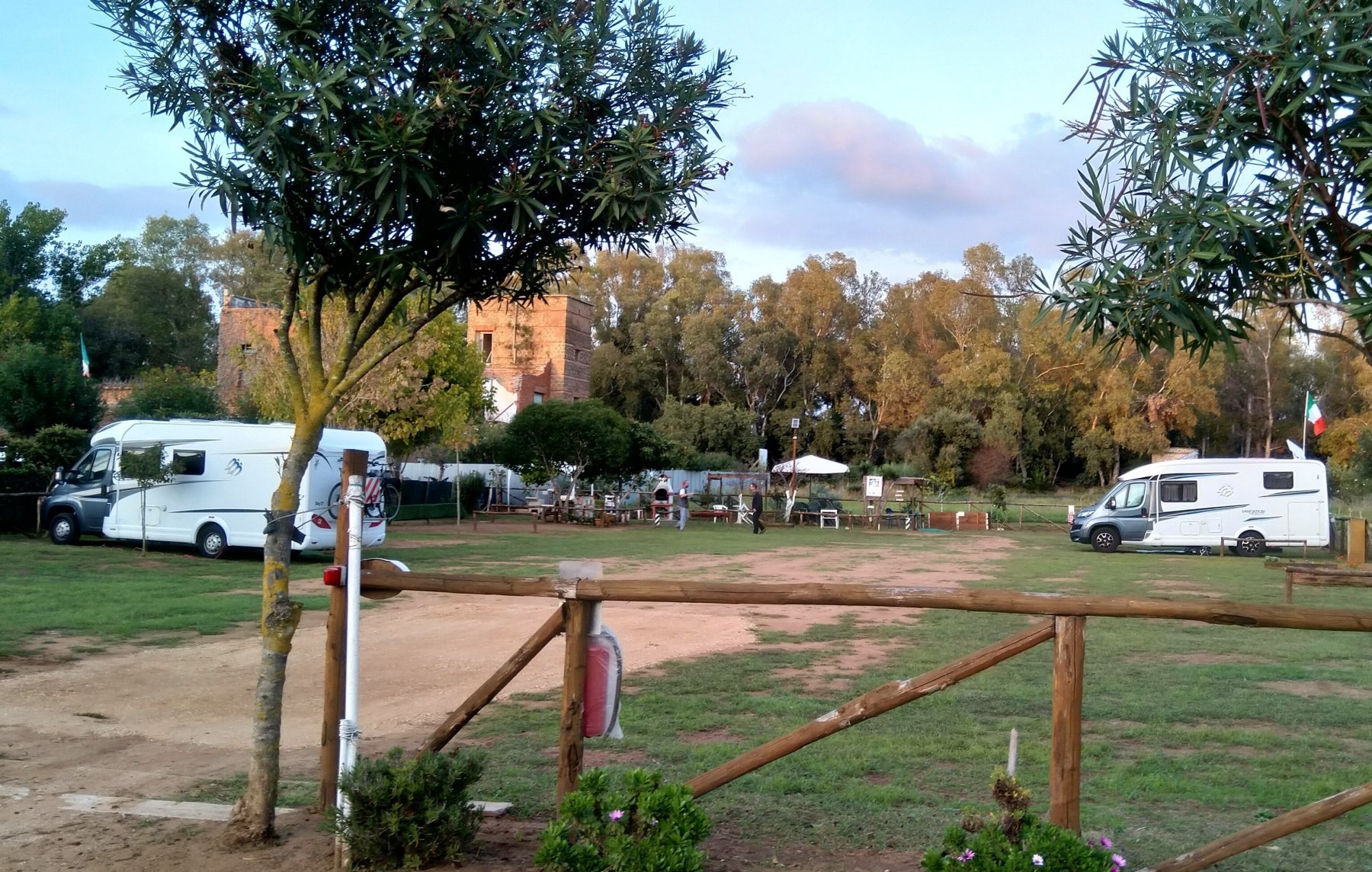 Arena Sosta Camper Gli Oleandri — Sp. parking dla kamperów in Sabaudia