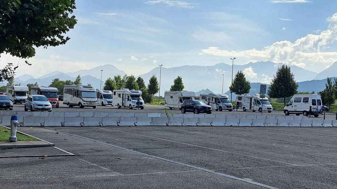 Übernachtungsparkplatz Rheindammstadion — Overnatnings‑parkering in Vaduz
