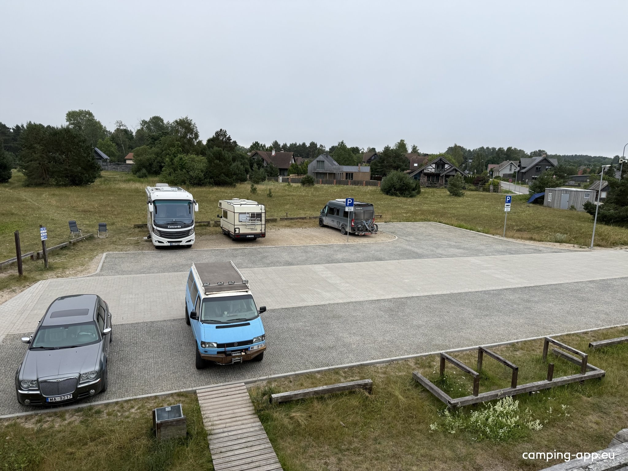 Pāvilostas Skata Tornis — Estacionamento noturno in Pāvilosta