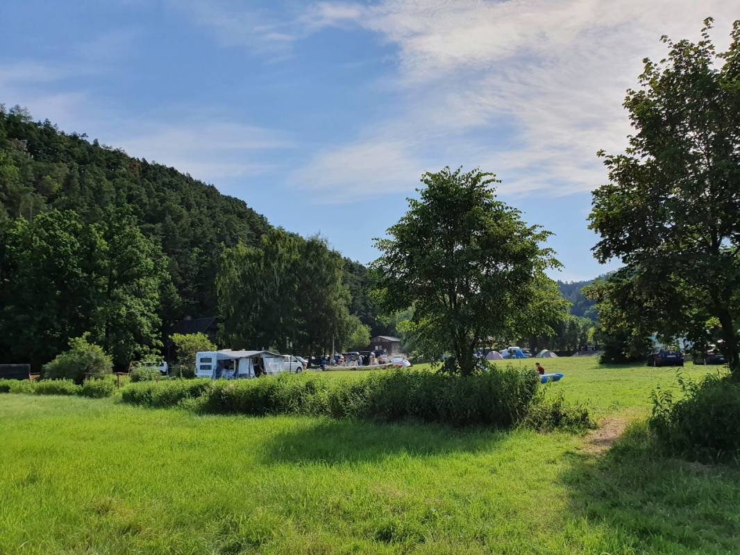Kemp Zvíkovec U Varských — Sítio de acampamento in Chříč
