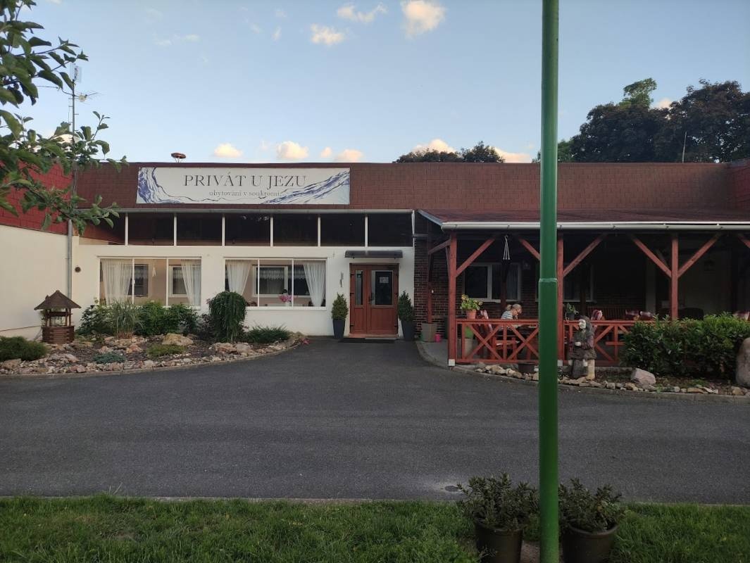 Autokemp U Jezu — Sítio de acampamento in Klášterec nad Ohří