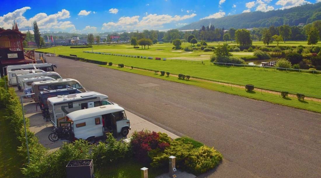 Hipodrom Holoubek — Sítio para autocaravanas in Karlovy Vary