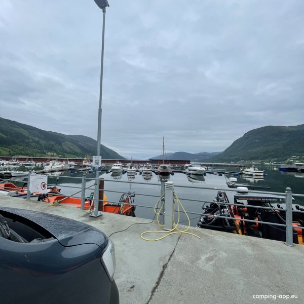 Nordfjordeid Bobilplass — Foto 2