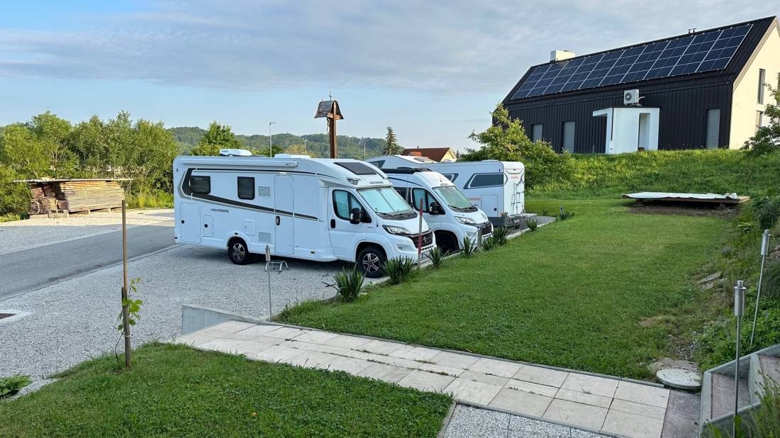Bee Happy- Camper stop & Farmstay — Camping in Podlehnik