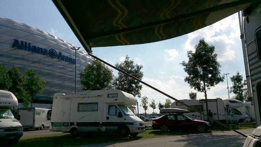 Stellplatz an der Allianz Arena München — Sp. parking dla kamperów in München-Bezirksteil