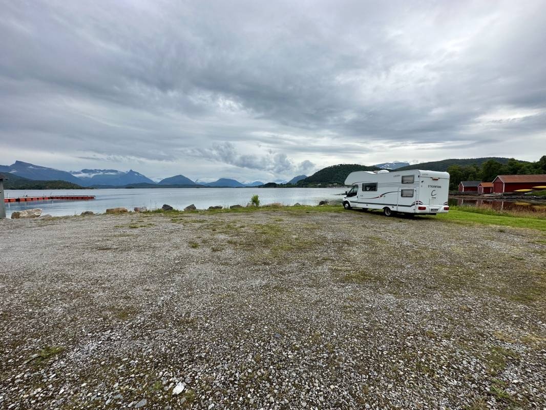 Leikong bobilplass — Campervan Site in Leikanger
