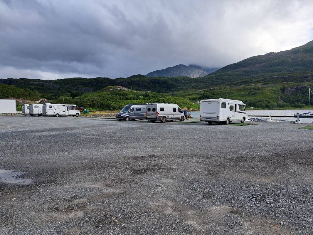 Kvina Småbåthavn bobilcamp — Area di sosta in Kongsvikosen
