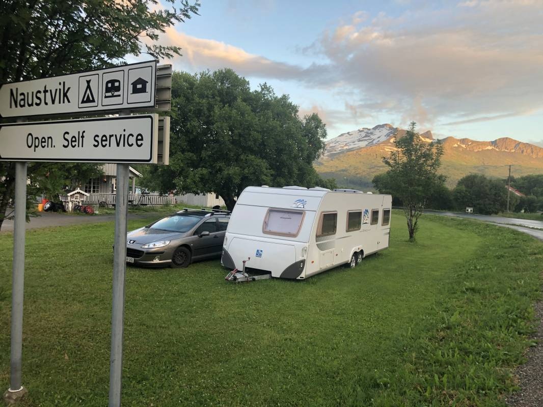 Naustvik Camping — Area da campeggio in Leinesfjord