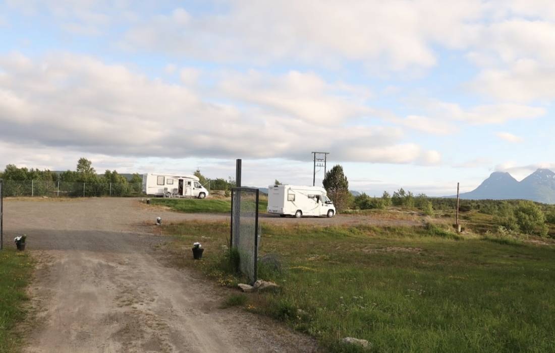 Tranøy bobilplass — Camperplads in Sommersel