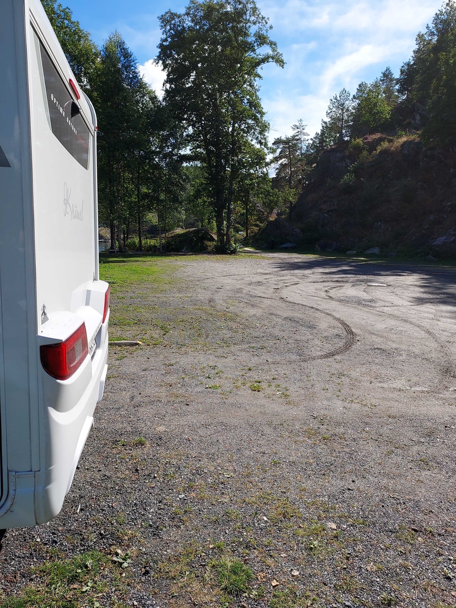 Sans-souci Bobilparkering — Camperplads in Helle
