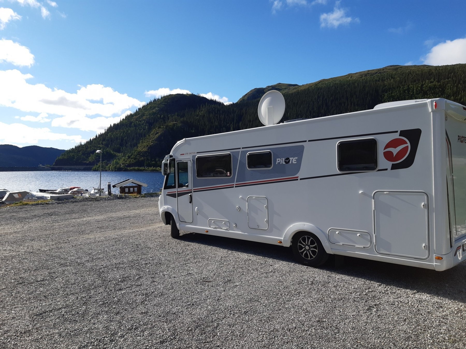 Tunhovdfjorden Camping — Camperplads in Rødberg