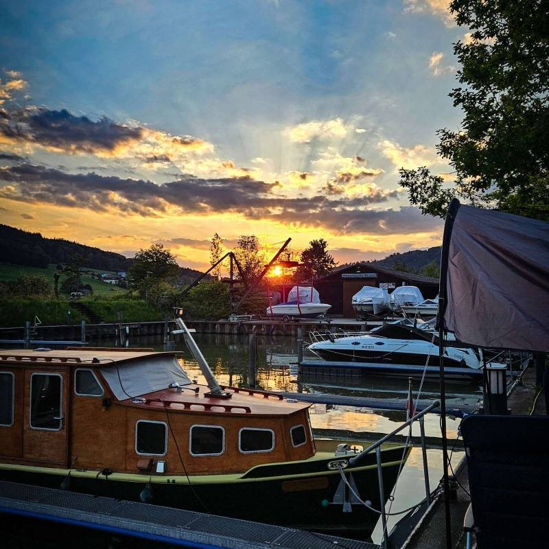 Stellplatz am Donauhafen — Aire camping car in Obernzell