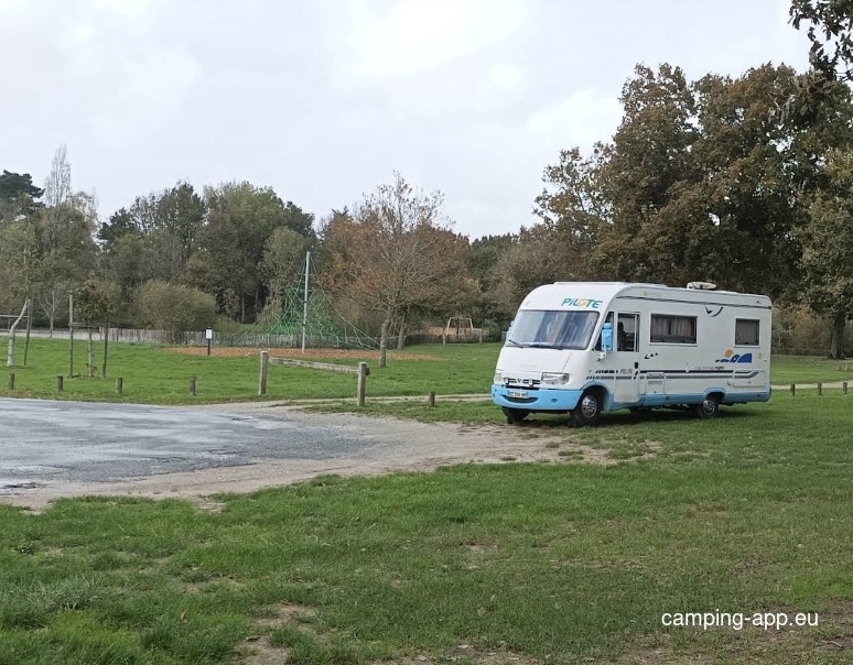 Stellplatz Sainte-Flaive-des-Loups — Karavan Sitesi in Sainte-Flaive-des-Loups
