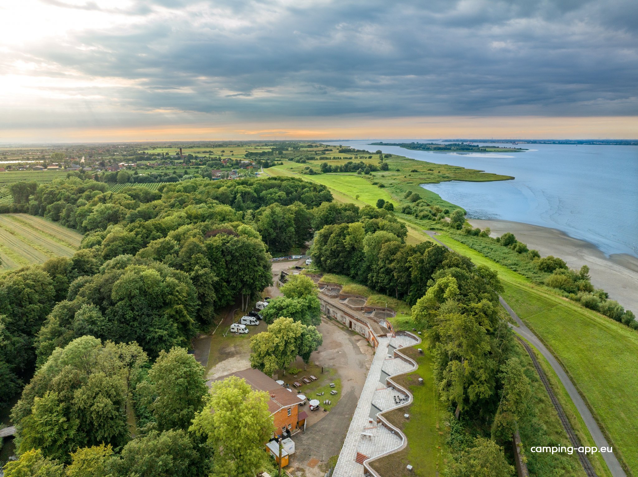 Stellplatz Festung Grauerort — Karavan Sitesi in Stade