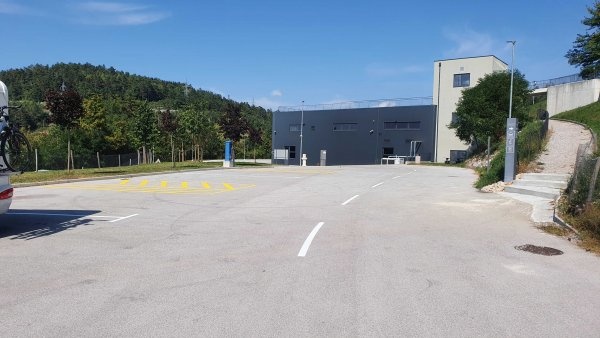 Stellplatz am Militärmuseum — 露营车营地 in Pivka