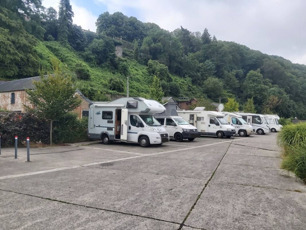 Aire Camping Car Floreffe — Stellplatz in Floreffe