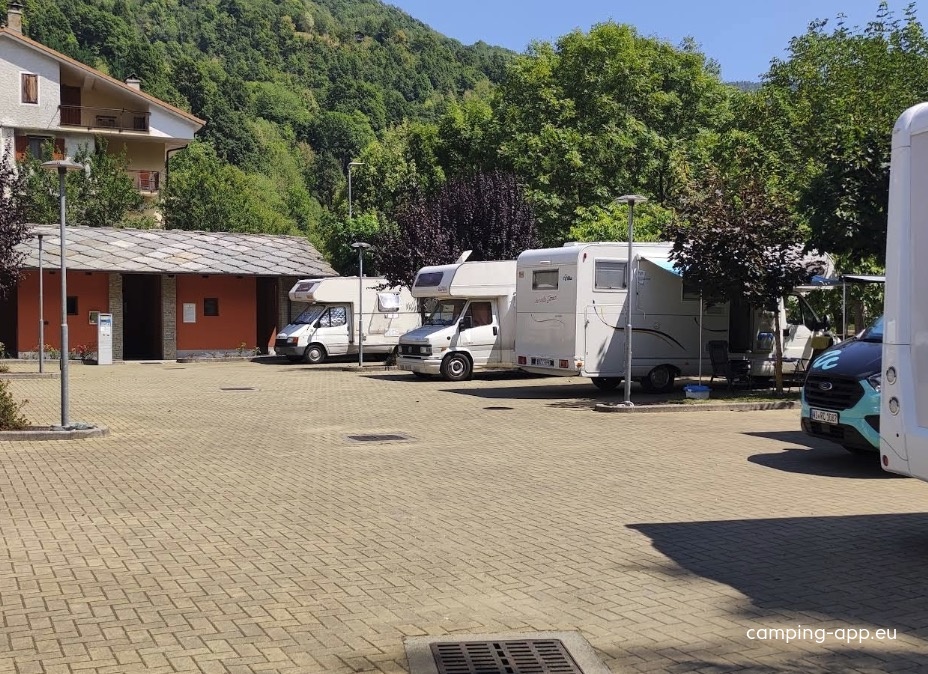 Area Sosta Camper Frassino — Karavan Sitesi in Frassino