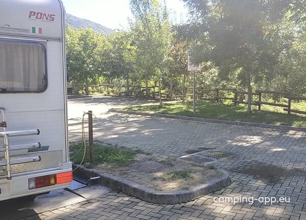 Area Sosta Camper Frassino — Fotoğraf 3