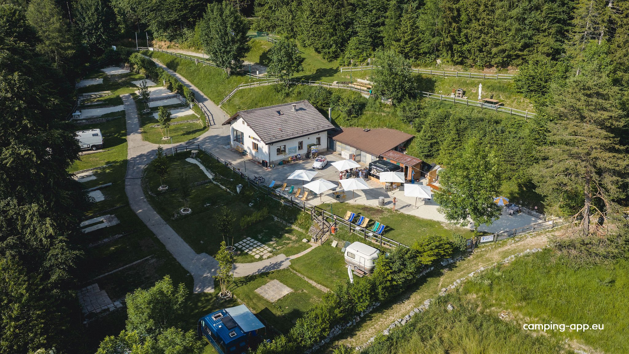 Magnifiko Camp — Sítio de acampamento in Oseli