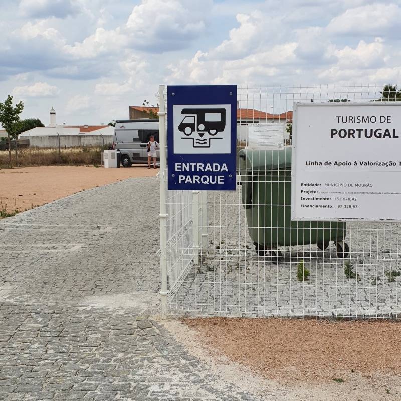 Parque de Pernoita de Autocaravanas — Sp. parking dla kamperów in Nova Aldeia da Luz