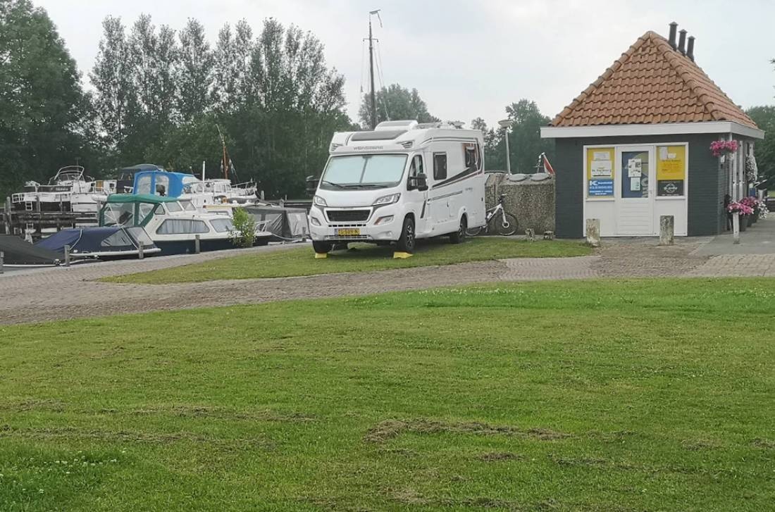 Jachthaven Oudega — Sítio para autocaravanas in Oudega Gem Smallingerlnd