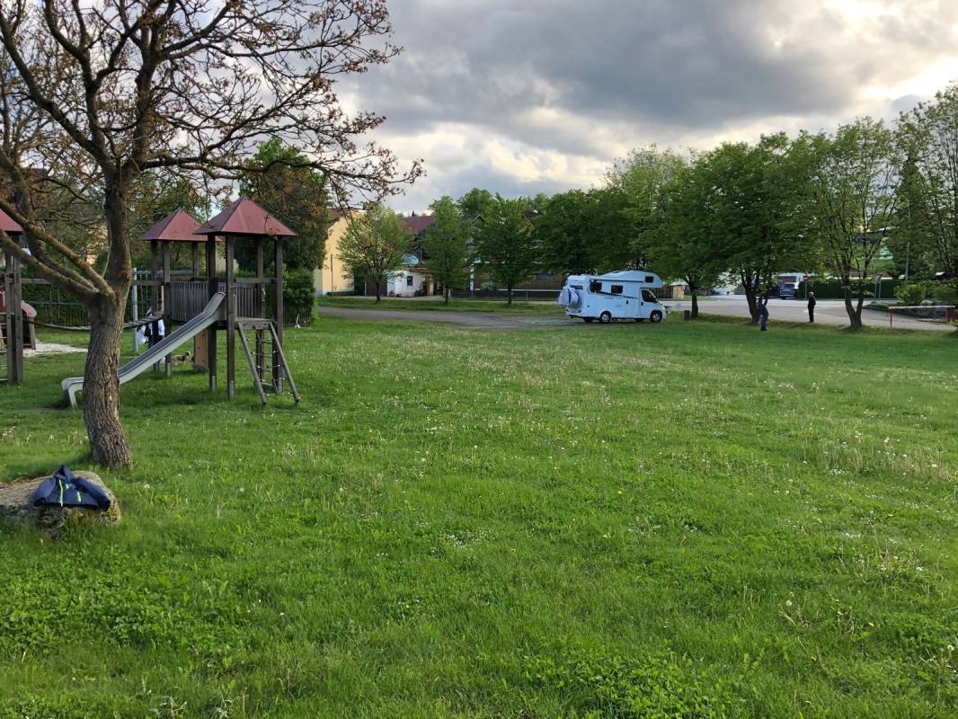 Übernachtungsparkplatz Neukirchen-Balbini — Camperplads in Neukirchen-Balbini