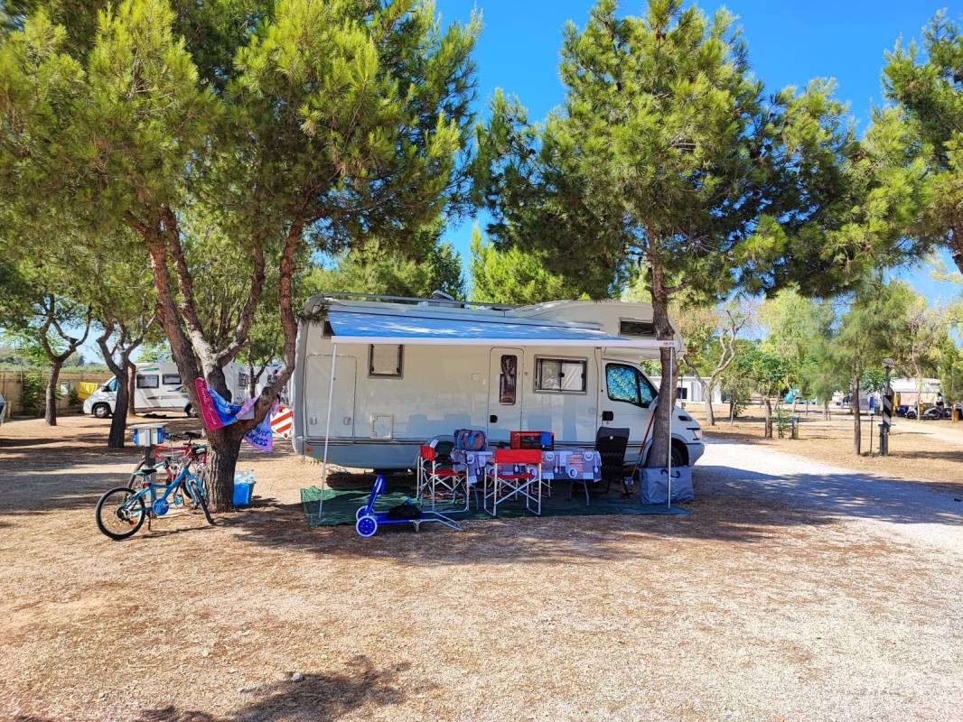 Stellplatz Santa Chiara — Sp. parking dla kamperów in Porto Cesareo