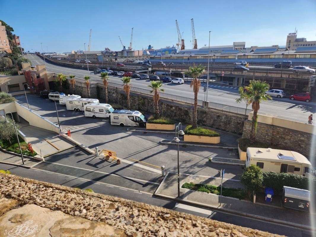 Stellplatz La Marina — Karavan Sitesi in Genua